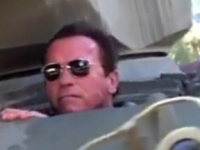 Арнольд Шварценеггер толкает людей на благотворительность с помощью танка (Видео). 