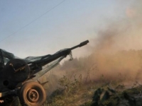 Боец батальона Нацгвардии «Донбасс» стреляет в террористов в г. Иловайск. Фото: EPA / IVAN BOBERSKYY. 