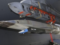 Гиперзвуковая ракета Экс-51 (Hypersonic vehicle X-51) под крылом бомбардировщика Б-52. Авиабаза Эдвардс, штат Калифорния. 3 мая 2013 г. Ракеты в иране