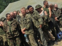 Украинские военнослужащие по гуманитарному коридору покидают окружение. 