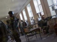 В Иловайске бойцы батальона 'Донбасс' отстреливаются из здания школы - видео. 