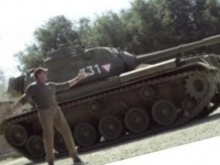 Шварценеггер приглашает всех желающих покататься на его танке. 