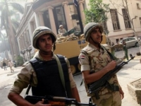 Неизвестный обстрелял армейский автобус в Каире