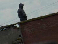 В Могилеве спасатели сняли подростка с крыши дома