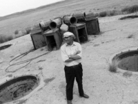 Местный житель у одной из заброшенных шахт, где проводились ядерные испытания, Семипалатинск, 1991 год. 