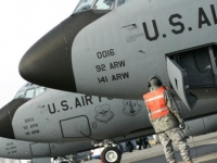 Авиабаза ВВС США в Манасе временно приостановила. Автомобили полиции сша
