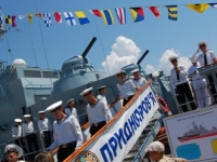 Украинские военные моряки сходят с корвета 'Приднепровье' на берег. Учебные заведения училища