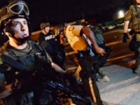 В США Обама намерен лишить полицейских армейского вооружения