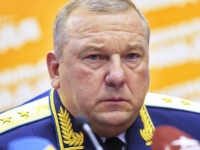 Командующий ВДВ генерал-лейтенант Владимир Шаманов и двое