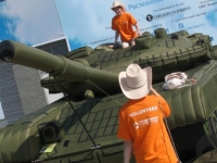 Российская армия будет обучаться на надувных танках. 