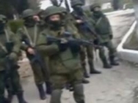 В Сеть попало видео, как украинские офицеры стали  живым щитом  и не дали вывезти оружие. Крым россии