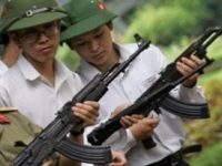 Занятия по НВП со старшеклассниками во Вьетнаме. Производство танков